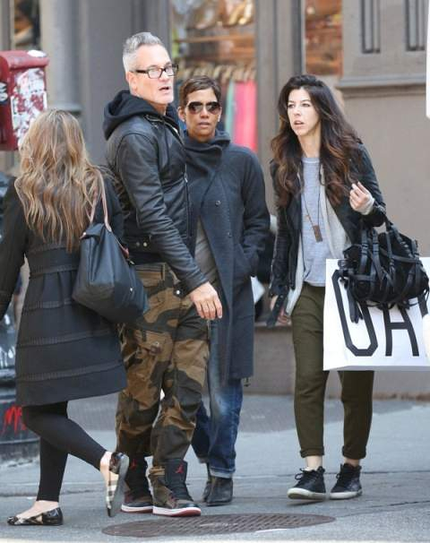 EXCLUSIVE     STRICTLY NO WEB UNTIL 1PM PST APRIL 6TH    Halle Berry showing off her baby bump while out shopping with friends in New York