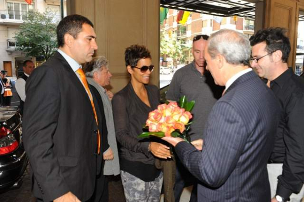 Halle Berry leaves her hotel to promote   The Call   at the Hoyts Premium theaters in Buenos Aires