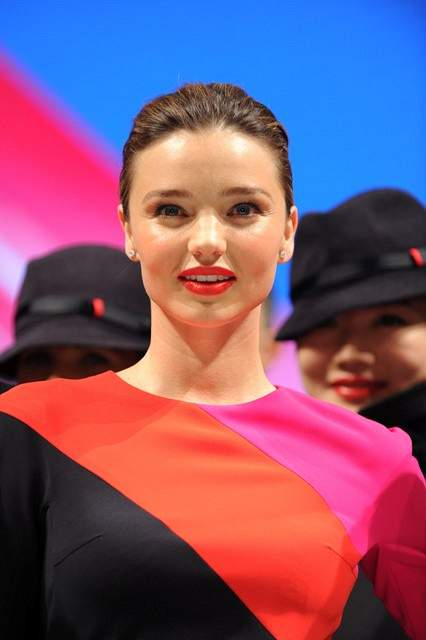 Miranda Kerr models the new Qantas uniform