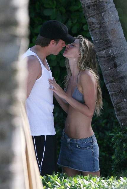 Brazilian supermodel Gisele Bundchen shares a passionate kiss with her boyfriend Tom Brady the New England Patriots star quarterback on South Beach Miami The couple also appeared to be sharing a piece of Bundchen s chewing gum r P r B Ref SPL638