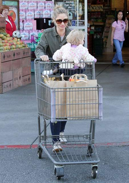 Rebecca Gayheart and family buying Girl Scout cookies after grocery shopping at Bristol Farms