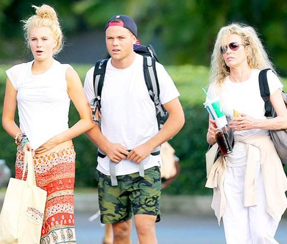 1367427449 ffn basinger kim exc z-2- kim-basinger-ireland-560