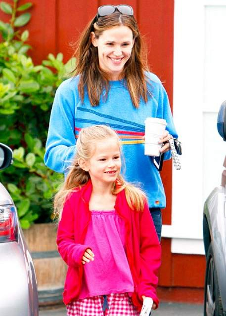 1367427735 garnerbcm042913 26 jennifer-garner-violet-560