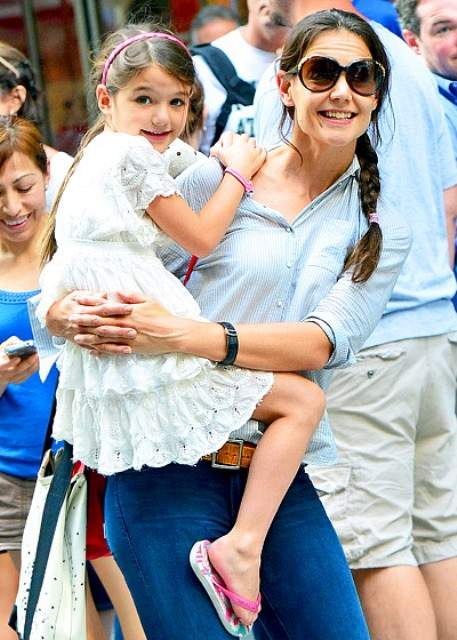 1367429655 149917836 katie-holmes-suri-560