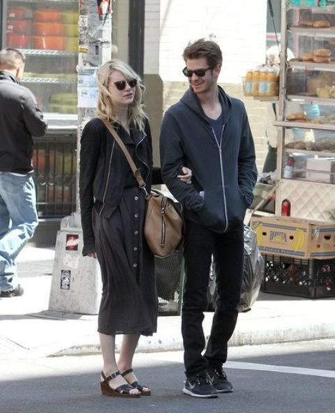 Andrew-Garfield-Emma-Stone-Between-Spider-Man-Filming