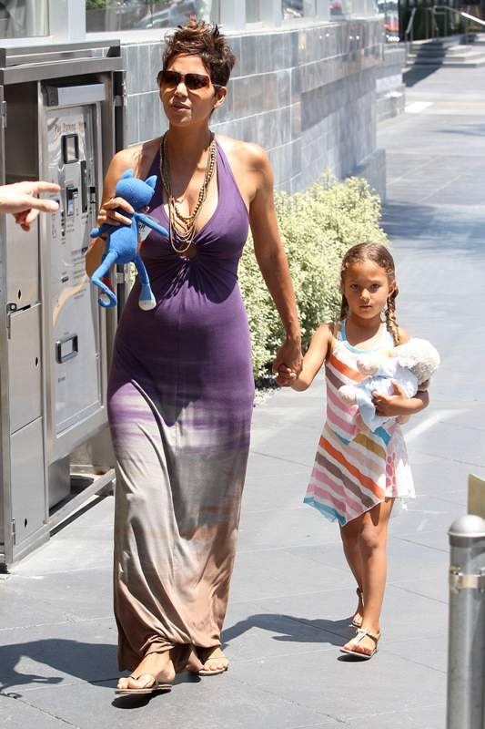 Halle Berry  Olivier Martines and Nahla Aubry go to have lunch in a restaurant in Beverly Hills to celebrate Mother  s Day  r P  rPictured  Halle Berry and Nahla Aubry r P  B Ref  SPL541619  120513    B  BR   rPicture by  Lins   Splash News BR   r  P  P  