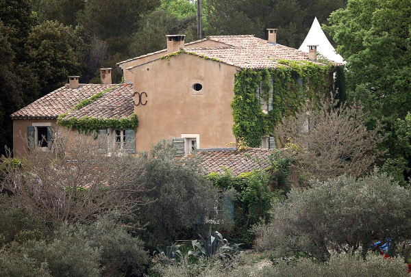 Keira Knightley  s family prepare for wedding at the venue in Southern France
