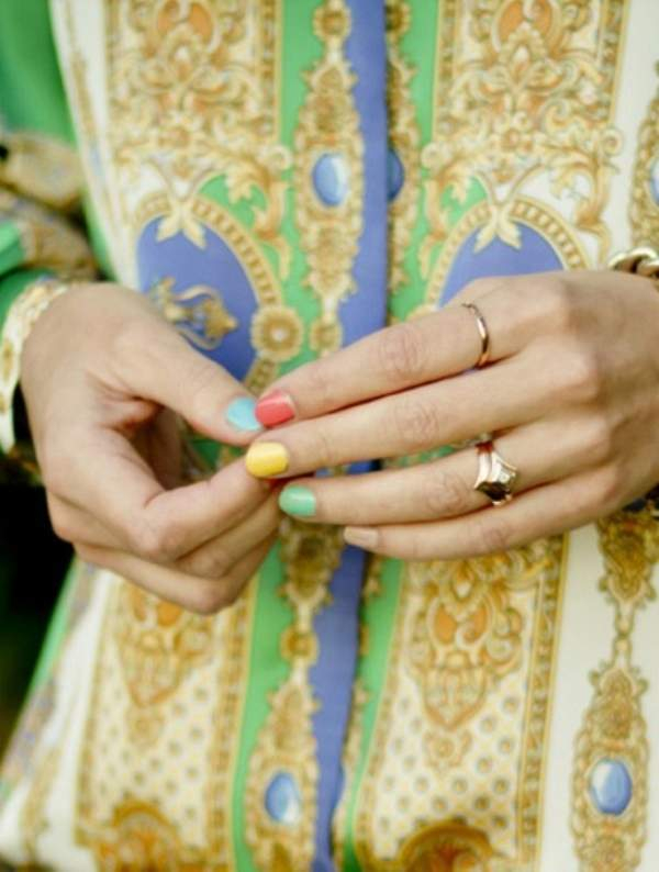 MULTICOLORED MANI 1 
