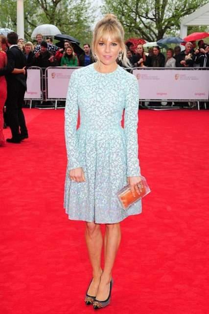Sienna-Miller-Vogue-13May13-PA b 426x639 1
