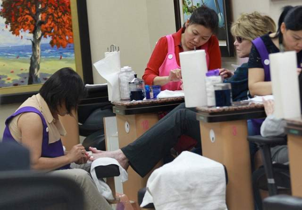 Jane Fonda gets pedicure and manicure at a nail salon in Beverly Hills
