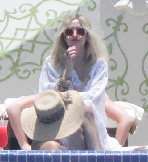 Ashlee Simpson Shows off her bikini body in Los Cabos  Mexico