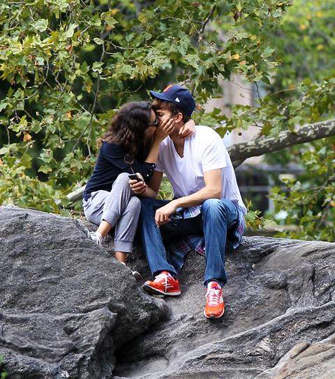 EXCLUSIVE Ashton Kutcher and Mila Kunis walk to NYC s Central Park