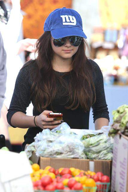 Ariel Winter visits a farmer  s market with sister Shanelle Gray and niece Skylar