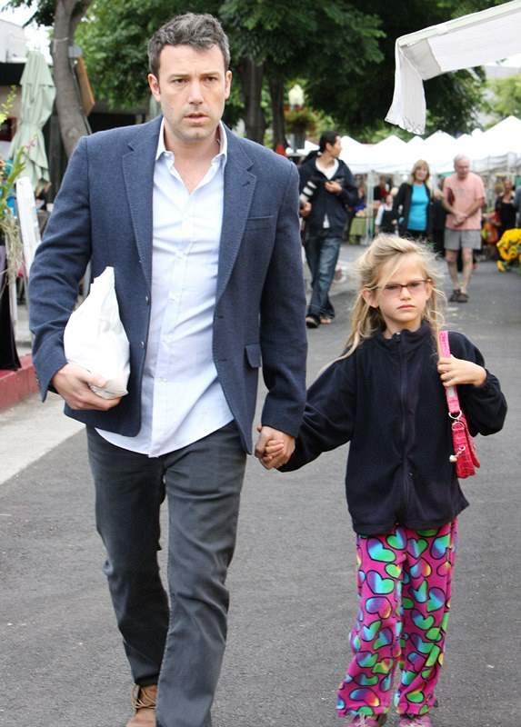 NO JUST JARED USAGE BR  Jennifer Garner and family at the farmers market in Pacific Palisades    NO DAILY MAIL SALES     P Pictured  Violet Affleck and Ben Affleck P  B Ref  SPL589571  050813    B  BR  Picture by  Splash News BR    P  P  B Splash News and