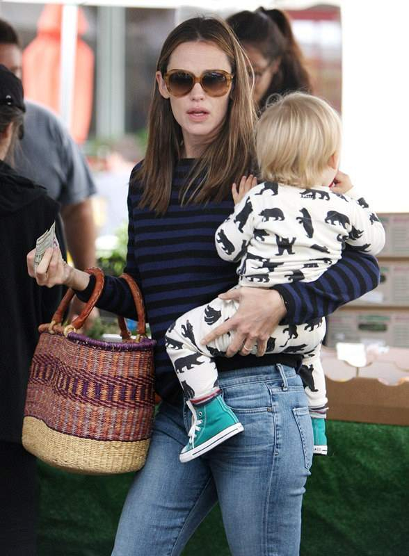 NO JUST JARED USAGE BR   rJennifer Garner and family at the farmers market in Pacific Palisades  r   NO DAILY MAIL SALES     r P  rPictured  Jennifer Garner and Samuel Affleck r P  r B Ref  SPL589571  050813    B  BR   rPicture by  Splash News BR   r  P  