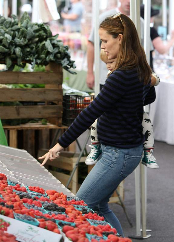 NO JUST JARED USAGE BR  Jennifer Garner and family at the farmers market in Pacific Palisades    NO DAILY MAIL SALES     P Pictured  Jennifer Garner and Samuel Affleck P  B Ref  SPL589571  050813    B  BR  Picture by  Splash News BR    P  P  B Splash News