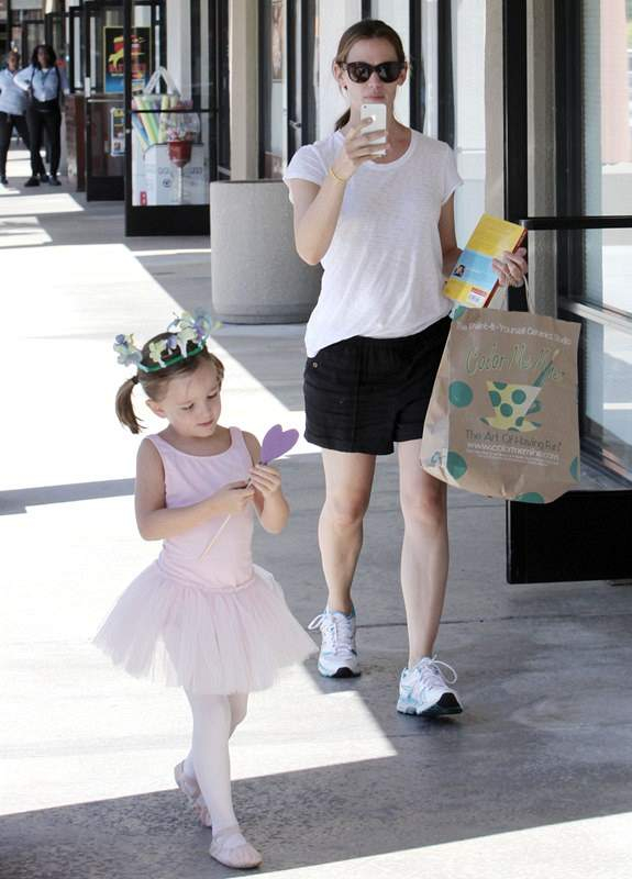 NO JUST JARED USAGE BR  Jennifer Garner and family at the farmers market in Pacific Palisades    NO DAILY MAIL SALES     P Pictured  Violet Affleck P  B Ref  SPL589571  050813    B  BR  Picture by  Splash News BR    P  P  B Splash News and Pictures  B  BR