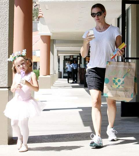NO JUST JARED USAGE BR rJennifer Garner picks up Seraphina at the ballet classes in Brentwood r NO DAILY MAIL SALES r P rPictured Jennifer Garner and Seraphina Affleck r P B Ref SPL591684 080813 B BR rPicture by Splash News BR r P 