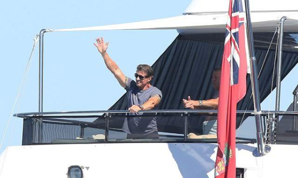 silverster stalone en vacances sur la cote d azur avec femme et enfants a bord de son yacht