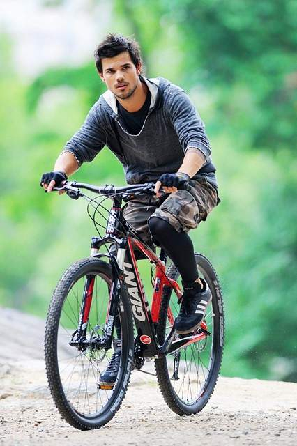 Taylor Lautner rides a bike on the set of the Tracers in New York City r P rPictured Taylor Lautner r P B Ref SPL564506 180613 B BR rPicture by Splash News BR r P P r B Splash News and Pictures B BR rLos Angeles 310-821-2666 BR 