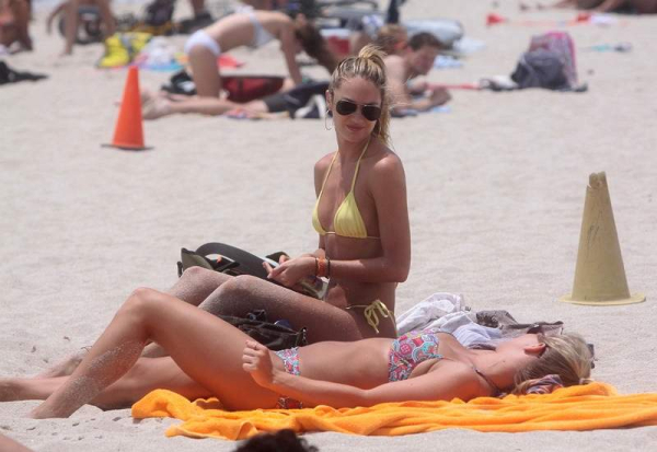 Victoria  s Secret Candice Swanepoel and her boyfriend Hermann Nicoli seen with friends relaxing and soaking up the sun on the beach  r P  rPictured  Candice Swanepoel  r P  r B Ref  SPL551405  270513    B  BR   rPicture by  MCCFL   Splash News BR   r  P 