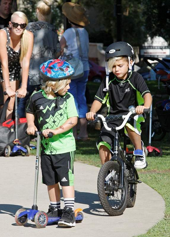 Gwen Stefani takes her kids to the park in Santa Monica  CA  r P  rPictured  Kingston Rossdale and Zuma Rossdale r P  B Ref  SPL613237  150913    B  BR   rPicture by  Splash News BR   r  P  P  r B Splash News and Pictures  B  BR   rLos Angeles  310-821-26