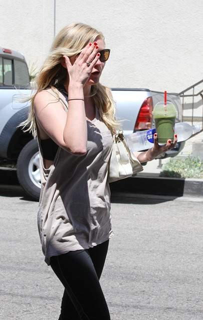 Kirsten Dunst gets juiced up before her workout