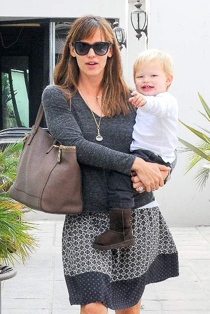 Samuel shows off his baby teeth while out with Jennifer Garner - Part 2