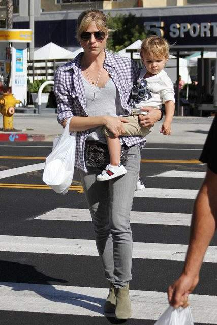Selma Blair and Arthur have a good time at the farmers market on Sunday r P rPictured Selma Blair and Arthur Blair r P B Ref SPL617896 220913 B BR rPicture by Phamous Splash News BR r P P r B Splash News and Pictures B BR rLos An