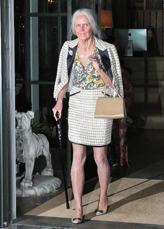 Heidi Klum turns into her future self for Halloween as she steps out her hotel looking like she  s 100 years old  Quite the classy old lady with a cane  white wig  a tweed two piece suit and immaculate make up  r P  rPictured  Heidi Klum r P  r B Ref  SPL