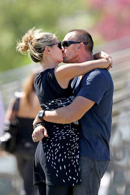 EXCLUSIVE  Heidi Klum throws herself into boyfriends arms and kisses him as she returns to LA 