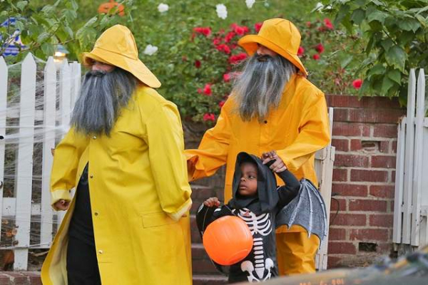 Sandra Bullock and Melissa McCarthy are Gorton s fishermen for Halloween