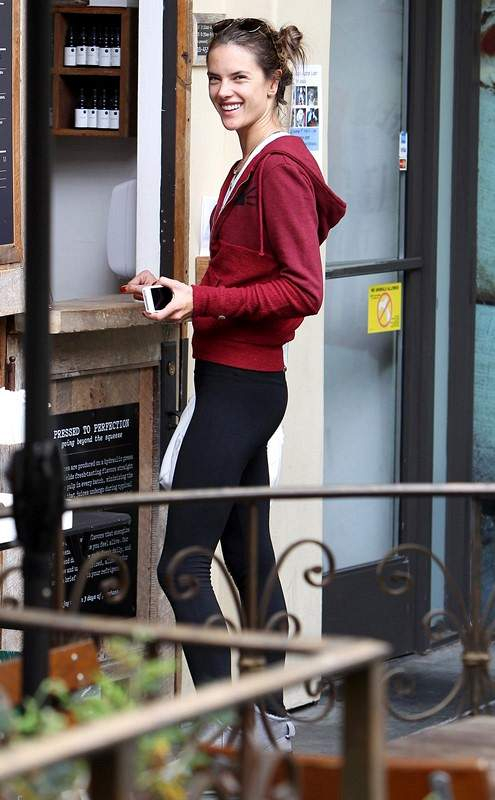 NO JUST JARED USAGE BR rAlessandra Ambrosio gets pressed juice at the Brentwood Country Mart r NO DAILY MAIL SALES r P rPictured Alessandra Ambrosio r P B Ref SPL653447 181113 B BR rPicture by Splash News BR r P P r B Splash News