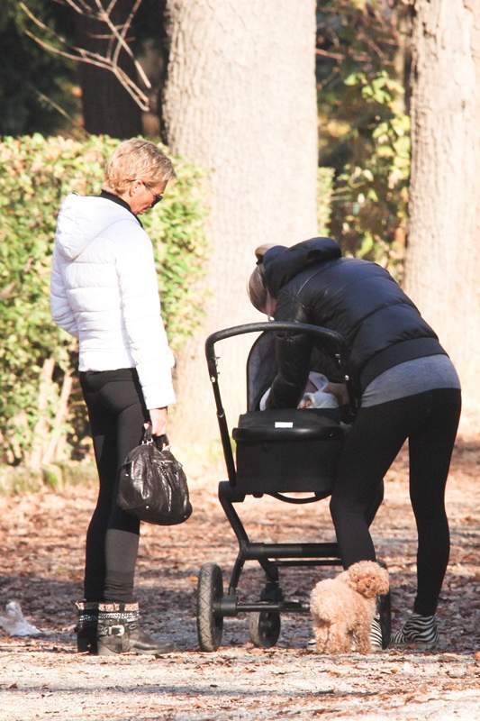 MICHELLE PASSEGGIA IN UN PARCO DI MILANO CON LA FIGLIA SOLE UN AMICA E IL CAGNOLINO r P rPictured MICHELLE HUNZIKER E SOLE r B Ref SPL644858 021213 B BR rPicture by Splash News BR r P P r B Splash News and Pictures B BR rLos Angeles 