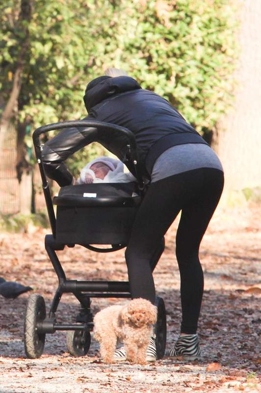 MICHELLE PASSEGGIA IN UN PARCO DI MILANO CON LA FIGLIA SOLE UN AMICA E IL CAGNOLINO r P rPictured MICHELLE HUNZIKER E SOLE r B Ref SPL644858 021213 B BR rPicture by Splash News BR r P P r B Splash News and Pictures B BR rLos Angeles 