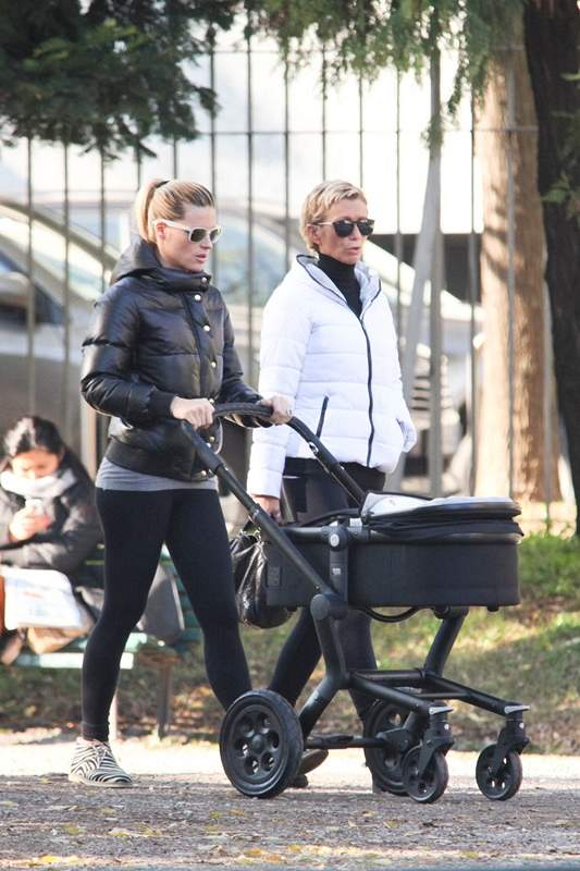 MICHELLE PASSEGGIA IN UN PARCO DI MILANO CON LA FIGLIA SOLE UN AMICA E IL CAGNOLINO P Pictured MICHELLE HUNZIKER E SOLE B Ref SPL644858 021213 B BR Picture by Splash News BR P P B Splash News and Pictures B BR Los Angeles 310-821-2666 