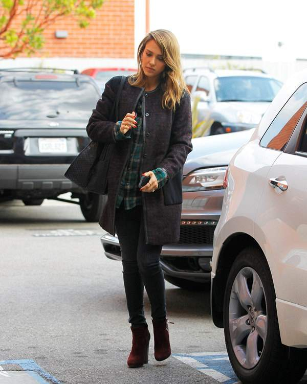 Jessica Alba going to her office in Santa Monica P Pictured Jessica Alba P B Ref SPL660277 031213 B BR Picture by Karma Gayley Splash News BR P P B Splash News and Pictures B BR Los Angeles 310-821-2666 BR New York 212-619-2666 BR 