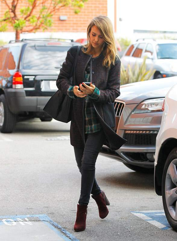 Jessica Alba going to her office in Santa Monica r P rPictured Jessica Alba r P B Ref SPL660277 031213 B BR rPicture by Karma Gayley Splash News BR r P P r B Splash News and Pictures B BR rLos Angeles 310-821-2666 BR rNew York 