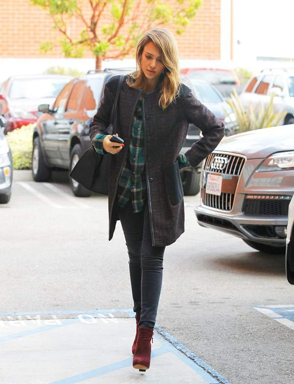 Jessica Alba going to her office in Santa Monica r P rPictured Jessica Alba r P B Ref SPL660277 031213 B BR rPicture by Karma Gayley Splash News BR r P P r B Splash News and Pictures B BR rLos Angeles 310-821-2666 BR rNew York 