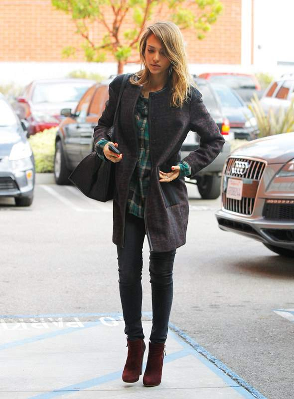 Jessica Alba going to her office in Santa Monica r P rPictured Jessica Alba r P B Ref SPL660277 031213 B BR rPicture by Karma Gayley Splash News BR r P P r B Splash News and Pictures B BR rLos Angeles 310-821-2666 BR rNew York 