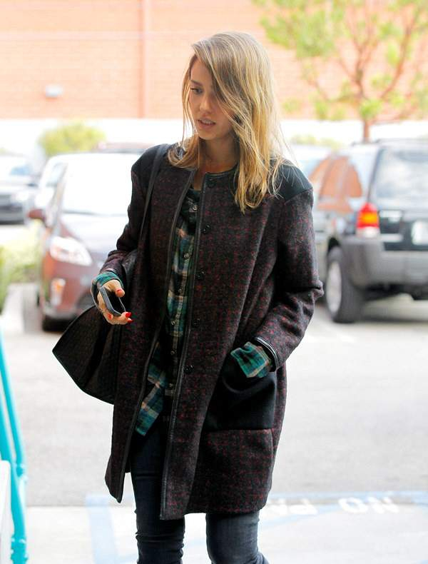 Jessica Alba going to her office in Santa Monica r P rPictured Jessica Alba r P B Ref SPL660277 031213 B BR rPicture by Karma Gayley Splash News BR r P P r B Splash News and Pictures B BR rLos Angeles 310-821-2666 BR rNew York 