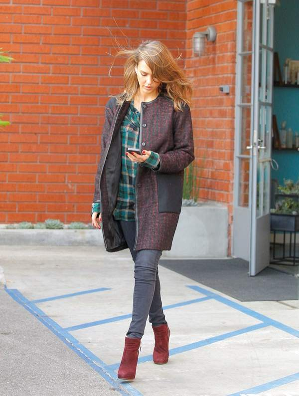 Jessica Alba going to her office in Santa Monica r P rPictured Jessica Alba r P B Ref SPL660277 031213 B BR rPicture by Karma Gayley Splash News BR r P P r B Splash News and Pictures B BR rLos Angeles 310-821-2666 BR rNew York 