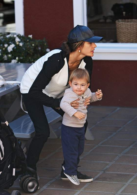 Alessandra Ambrosio took her boy to play on carousel in Brentwood  CA  P Pictured  Alessandra Ambrosio and Noah Mazur P  B Ref  SPL665315  111213    B  BR  Picture by  PM BR    P  P  B Splash News and Pictures  B  BR  Los Angeles  310-821-2666 BR  New Yor
