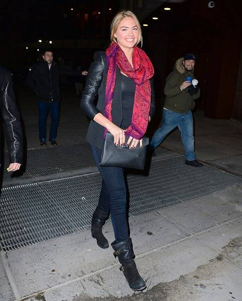 Kate Upton arrives at the Knicks vs Heat game with a friend on Thursday evening  She smiled happily in a tight black outfit with a red scarf  r P  rPictured  Kate Upton r P  B Ref  SPL677878  090114    B  BR   rPicture by  247PapsTV   Splash News BR   r  