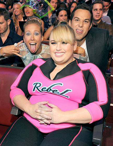 1389735563 anna-camp-rebel-wilson-skylar-astin-560