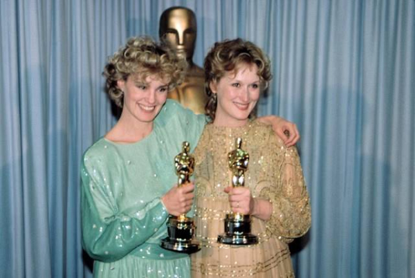 1982  JESSICA LANGE  Best Supporting Actress  TOOTSIE  and MERYL STREEP  Best Actress  SOPHIE  S CHOICE  pose together  1983