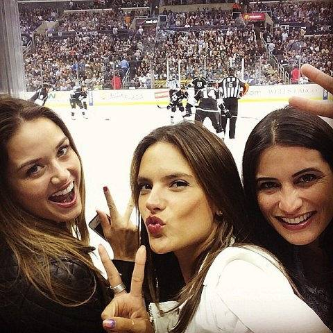 Alessandra-Ambrosio-had-fun-LA-Kings-hockey-game