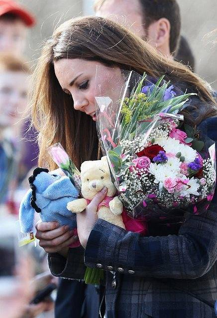Fans-showered-Kate-Middleton-gifts-flowers