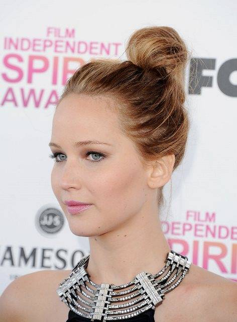 Jennifer-Lawrence-went-messy-roll-has-tons-texture