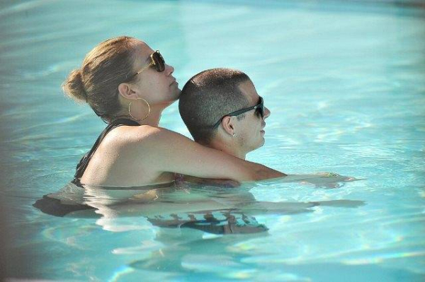 Jennifer-Lopez-held-boyfriend-Casper-Smart-relaxed